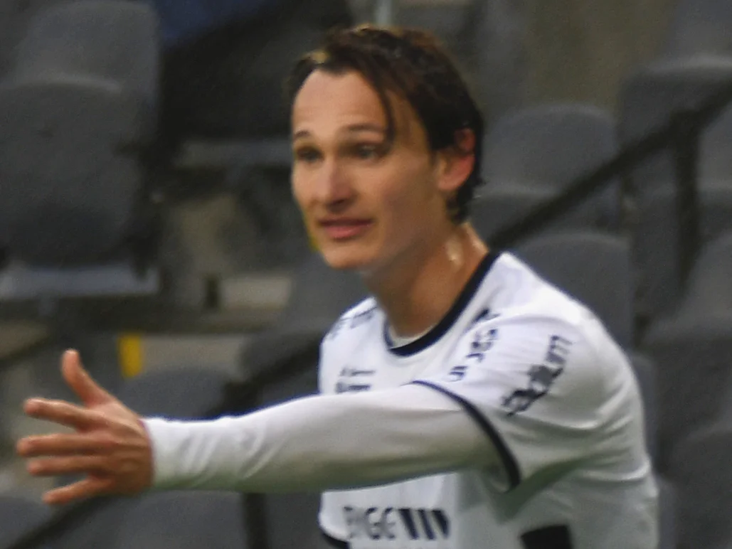 Hjalmar Ekdal i matchtröja under en fotbollsmatch för IK Sirius.