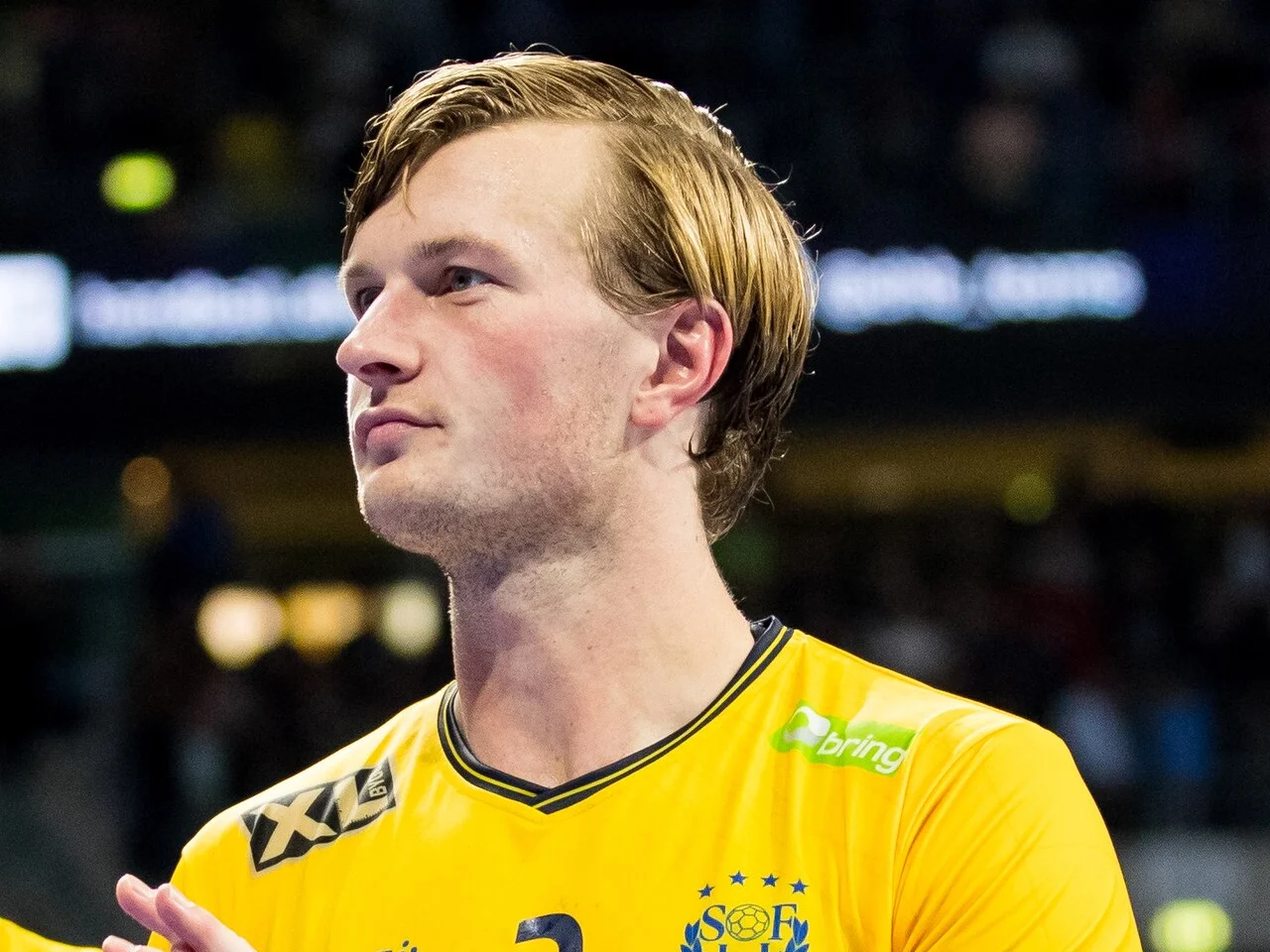 Jonathan Carlsbogård i landslagets gula tröja vid en landskamp med Sverige 2022.