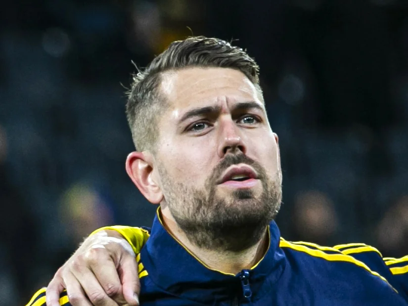 Kristoffer Nordfeldt i Sveriges landslagsjacka under nationalsången inför en landskamp i oktober 2023.
