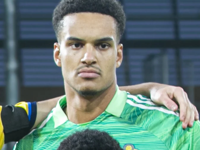 Oliver Dovin i grön målvaktströja under nationalsången före en U21-landskamp för Sverige.